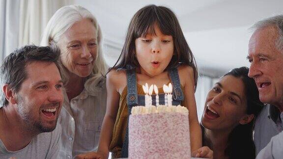 多代同堂孙女在家吹蜡烛庆祝生日