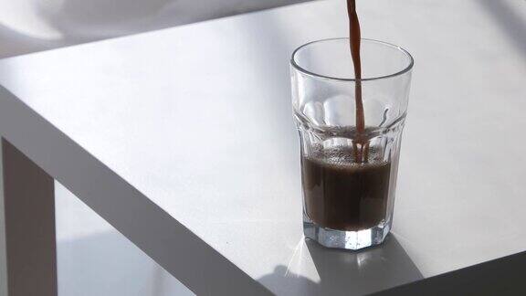 用玻璃杯倒咖啡苏打水喝的背景4k