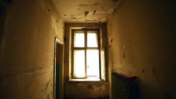 废弃的房子旧房间内部有窗户