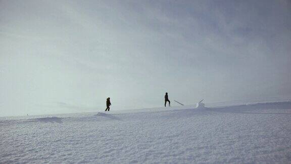 旅行者在北极的冰川上徒步旅行