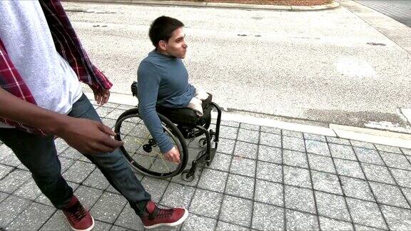 一个坐在轮椅上的截肢者和他的朋友聊天