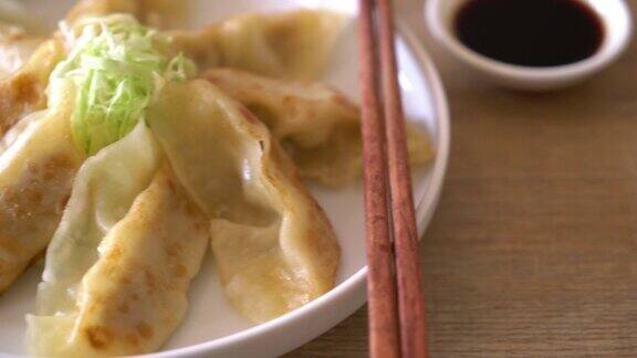 日式煎饺或加酱油的饺子小吃