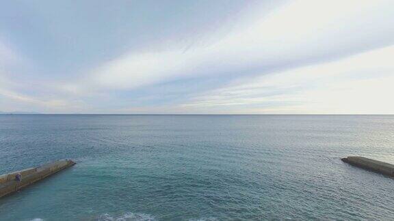 黎明海面风平浪静