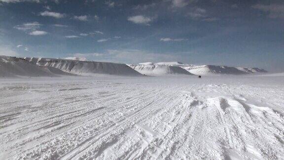 越野车在北极斯匹次卑尔根斯瓦尔巴特群岛北极