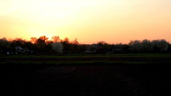 春天日落时的乌克兰村庄