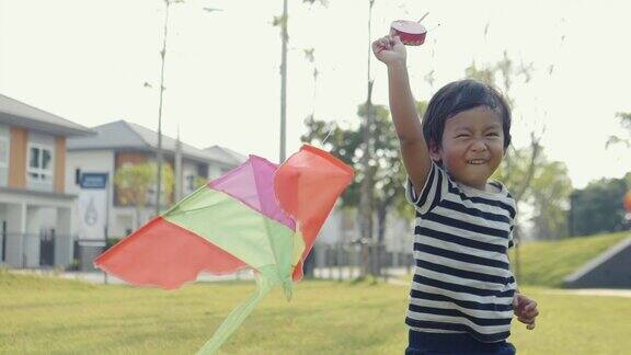 亚洲小男孩放风筝他年轻时的快乐回忆