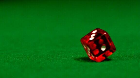 红骰子在赌场的桌子上滚动