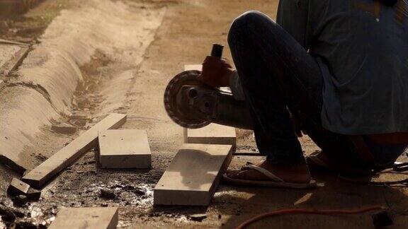 角磨床切割混凝土砌块用于房屋建筑工人切割混凝土砌块用圆形磨床