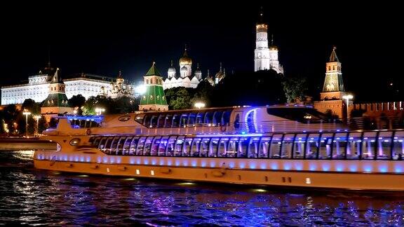 夜景莫斯科克里姆林宫和莫斯科河与游船俄罗斯