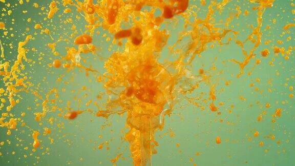 爆炸的橙汁以超慢的动作溅起水花