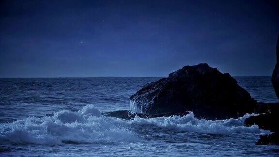 夜晚的海景与海浪撞击岩石