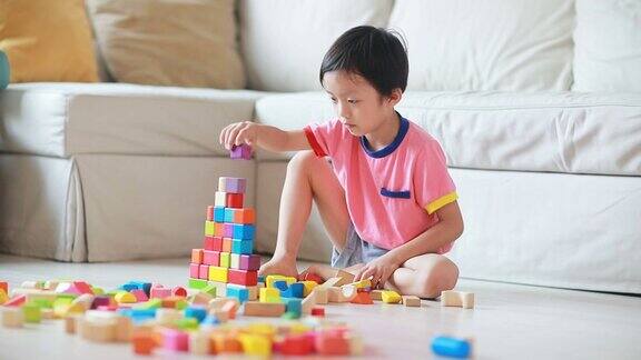 可爱的亚洲儿童玩积木