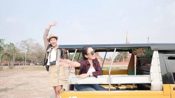 美丽的亚洲女游客享受汽车嘟嘟车旅游度假