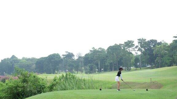 年轻的亚洲女子打出了完美的高尔夫球