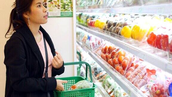 年轻的亚洲女人在购物商店