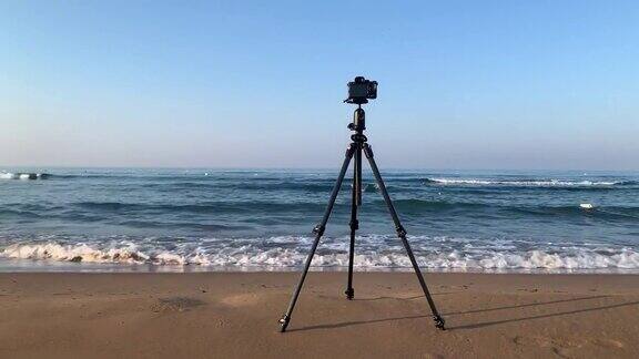 数码单反相机三脚架与海景背景4K视频