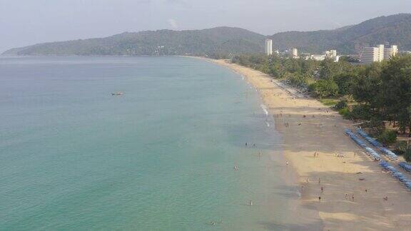 鸟瞰泰国普吉岛的沙滩游客们在清澈的海水中游泳