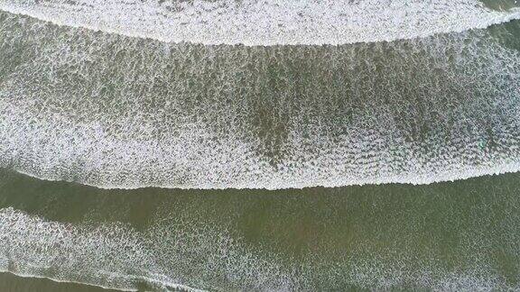 鸟瞰图无人机拍摄的海浪冲上岸的画面飞行的海洋