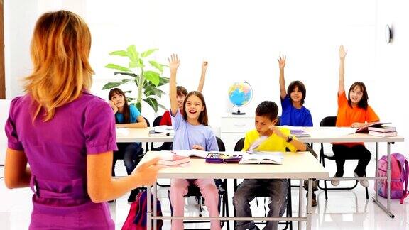 学生们在教室里举手