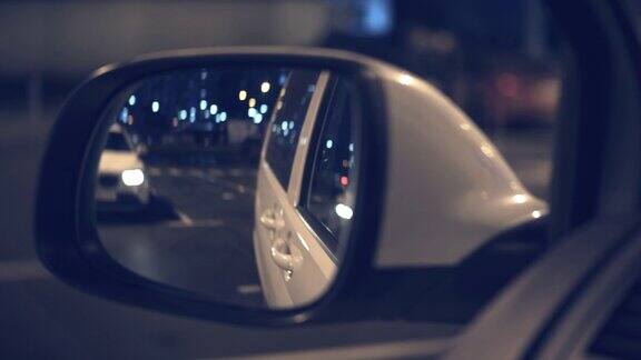 汽车运动在侧镜中的反射