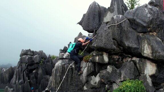 亚洲男子训练和攀登悬崖在自然泰国
