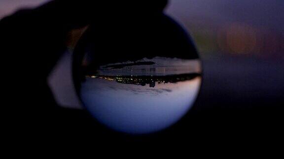 城市映在玻璃球里日落