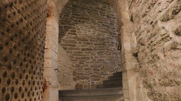 进入爱沙尼亚古老城堡的中世纪楼梯