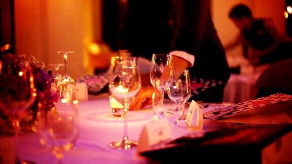 浪漫的户外婚礼餐桌插花和蜡烛