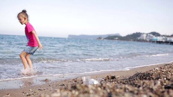 小女孩在沙滩上玩卵石