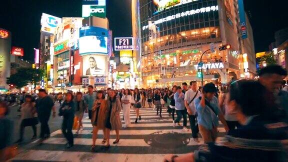 日本人正穿过东京涩谷车站外的街道