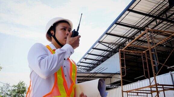 建筑工程师在建筑工地使用对讲机