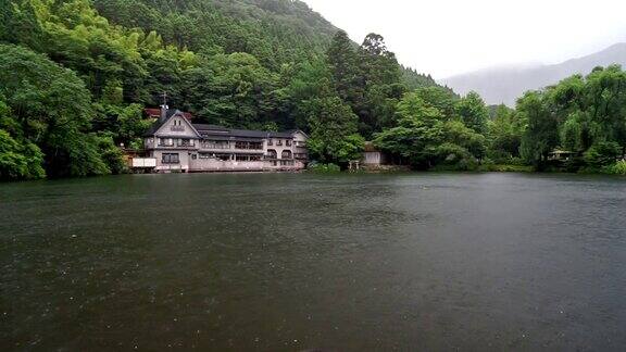 日本玉府的金仁科湖在雨天