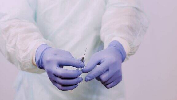 医生是外科医生手里拿着一个装有疫苗的注射器他准备给病人打针从针上抽出多余的空气