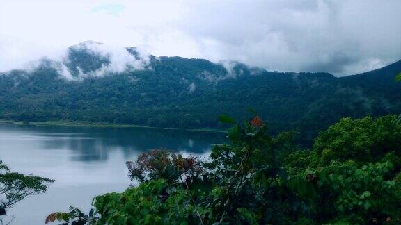 布颜湖的自然山湖风光和森林