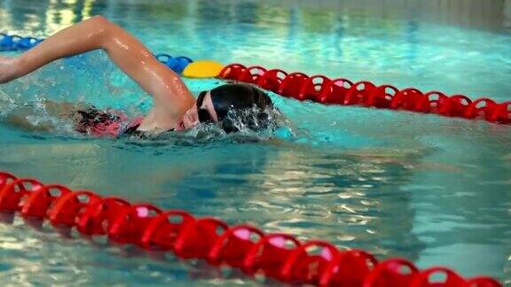 一个健康的女人在游泳池里游泳