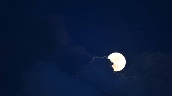 月亮和云在夜里移动