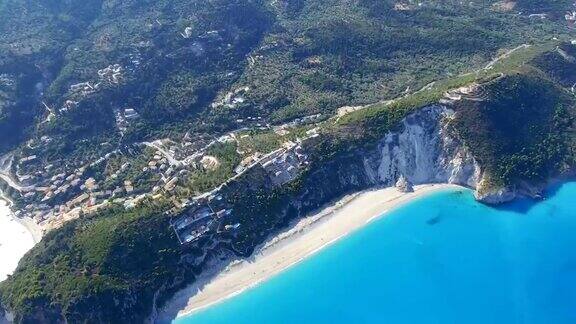无人机拍摄的希腊莱夫卡达海滩鸟瞰图
