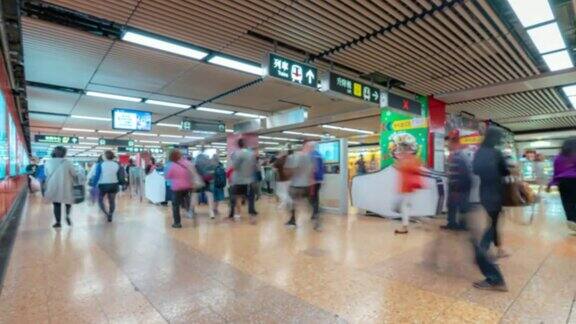 时间流逝:模糊的背景行人、旅行者和游客在香港地铁车站