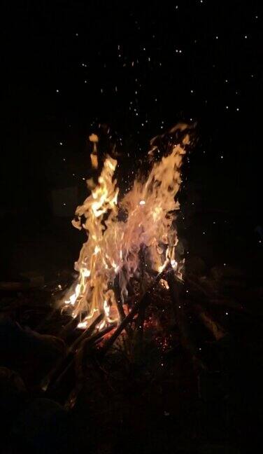 一堆木棍在夜间燃烧着火焰