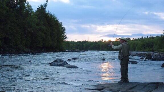 渔夫在日出时飞在河里钓鱼