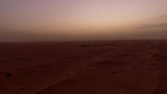 4K无人机拍摄的黄昏迪拜沙漠