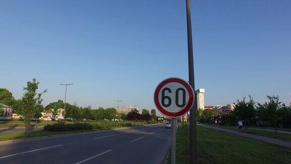道路交通限速60(60)标志在城市道路上有汽车行驶和通过