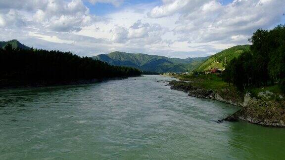 山间河流:宽而湍急的山间河流