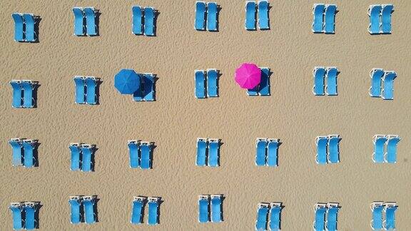 空沙滩上的空沙滩伞4K分辨率躺椅和海景的鸟瞰图太阳躺椅伞沙滩上的太阳躺椅和伞空海滩和空太阳躺椅