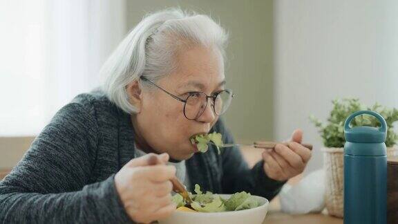 老妇人在吃沙拉