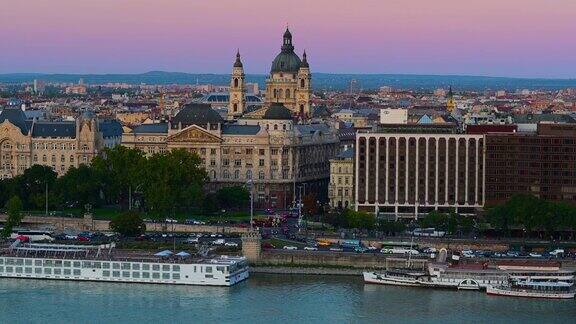 匈牙利布达佩斯多瑙河上的圣斯蒂芬大教堂和铁链桥
