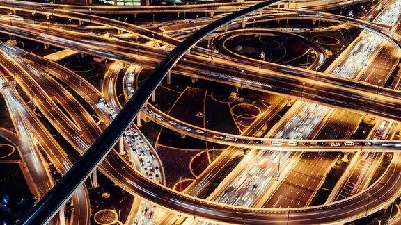 天桥鸟瞰图地铁和城市交通在晚上迪拜阿联酋