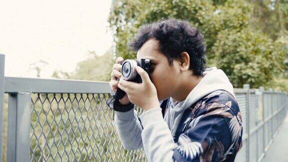 年轻的亚洲男子用无反光镜拍摄风景