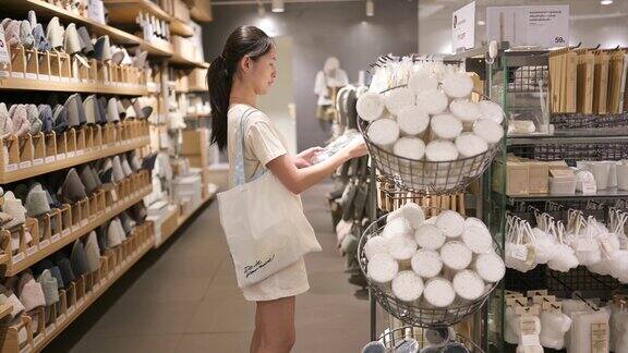 亚洲z世代女孩可持续生活方式生态可重复使用的衣服在最小的环保商店