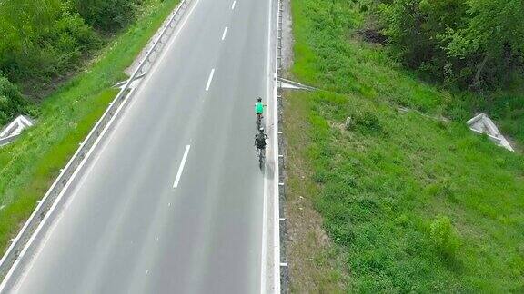 两个骑自行车的人在高速公路上鸟瞰图